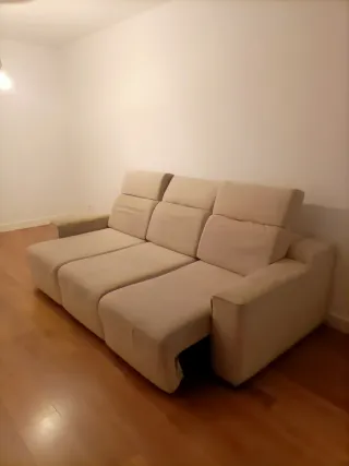 Sofá cama de tela beige. Urge.