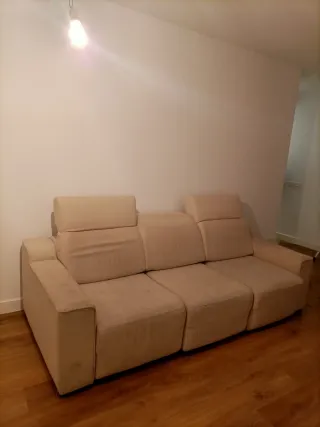 Sofá cama de tela beige. Urge.