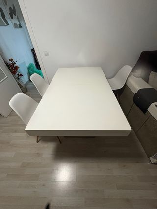 Mesa de salón blanca extensible