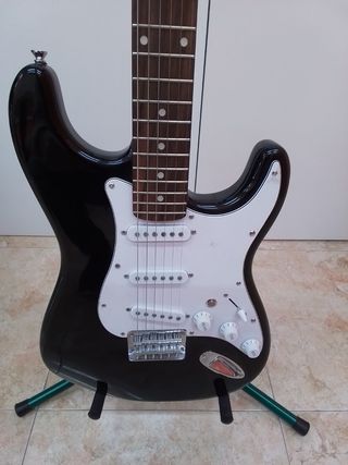 Guitarra eléctrica imitación de Fender.