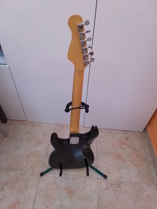 Guitarra eléctrica imitación de Fender.
