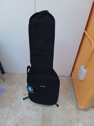 Guitarra eléctrica imitación de Fender.