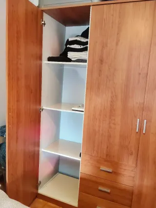 Armario de madera y plástico