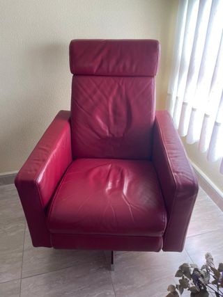 Sillón reclinable de piel rojo
