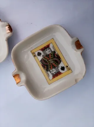 cinzeiros cerâmica com figuras Rei e Rainha