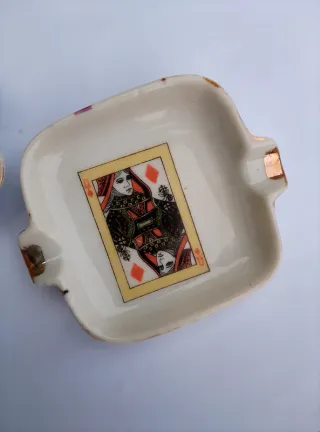 cinzeiros cerâmica com figuras Rei e Rainha