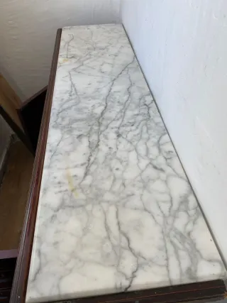 Mueble nogal con tapa de mármol