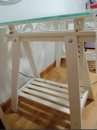 Mesa escritorio cristal Ikea diseño moderno. Nuevo