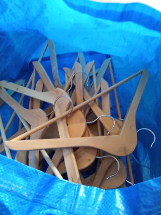 26Perchas de madera y metal