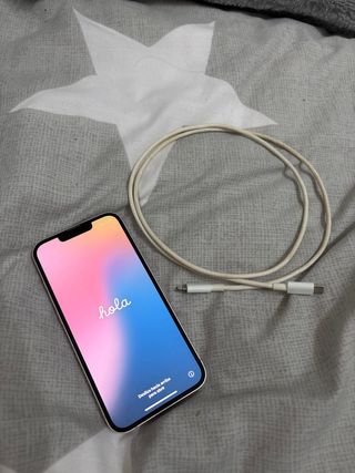 iPhone 13 Rosa con cargador de carga rápida