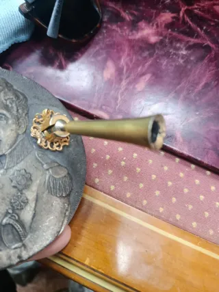 Portaplumas antiguo metálico Napoleón