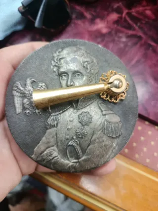 Portaplumas antiguo metálico Napoleón