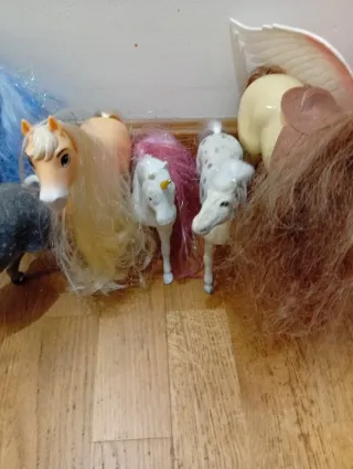 Lote de  12 caballos de juguete variados