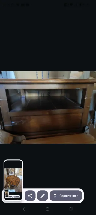 Banqueta de madera con estante