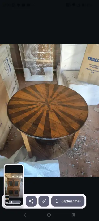 Banqueta de madera con estante