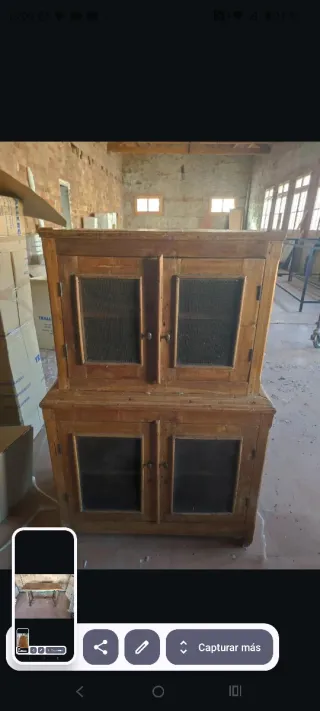 Banqueta de madera con estante