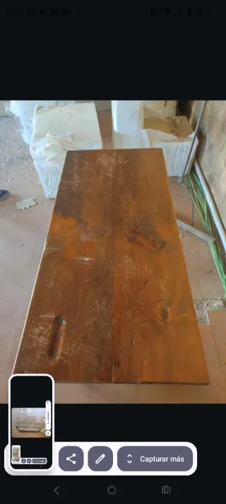 Banqueta de madera con estante