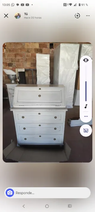 Banqueta de madera con estante