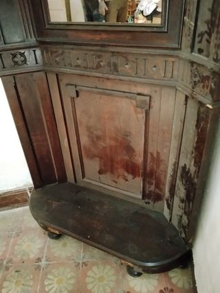 Mueble esquinero antiguo con espejo