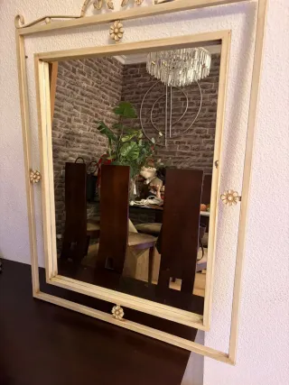 Espejo decorativo beige y dorado