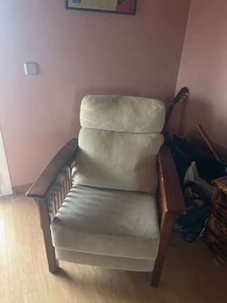 Sillón cómodo tela y madera