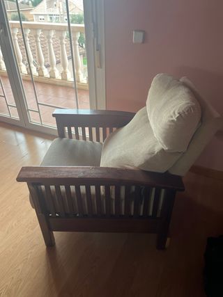 Sillón cómodo tela y madera