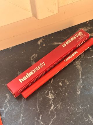 Huda Beauty Lip Contour Stain Rojo