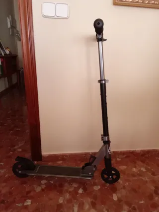 Patinete plegable gris y negro