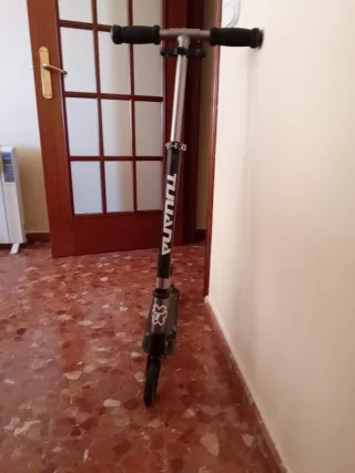 Patinete plegable gris y negro