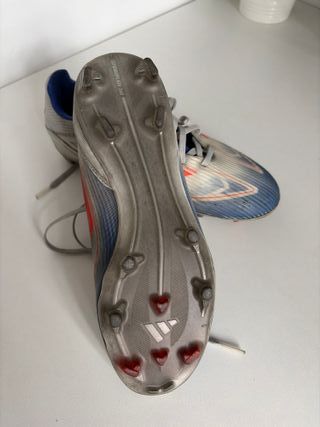 Botín de fútbol Adidas F50 talla 39 niño