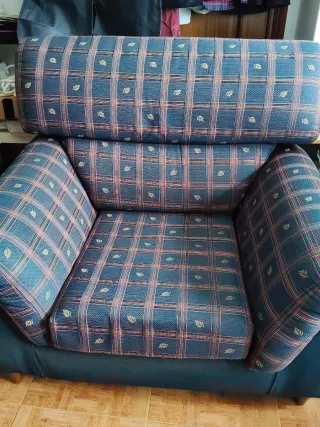 Sofá de tela azul y multicolor