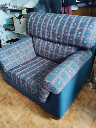Sofá de tela azul y multicolor