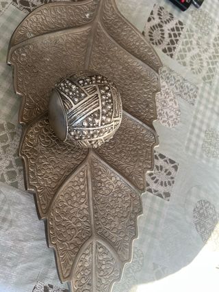 Figura Decorativa Hoja con Bola Metálica