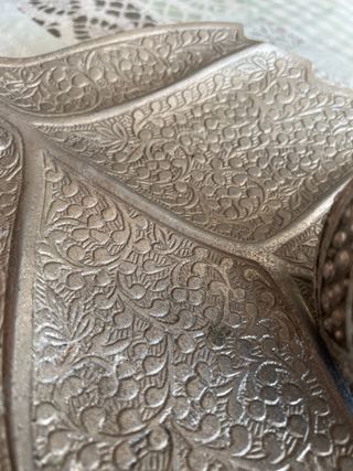 Figura Decorativa Hoja con Bola Metálica