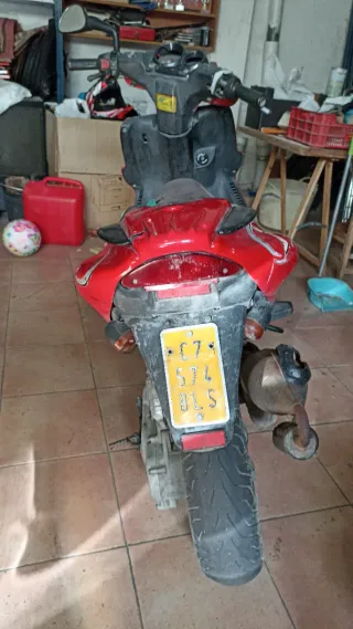 Yamaha Aerox Carlos Checa