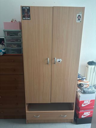 Armario de madera y plástico