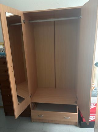 Armario de madera y plástico