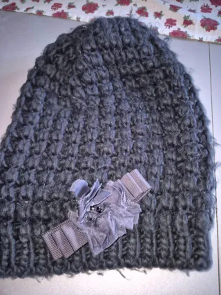 Berretto lana grigio con fiore