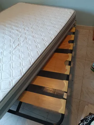 Somier y colchón con patas de madera y metal