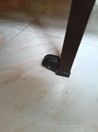 Somier y colchón con patas de madera y metal