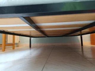 Somier y colchón con patas de madera y metal