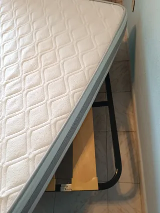 Somier y colchón con patas de madera y metal