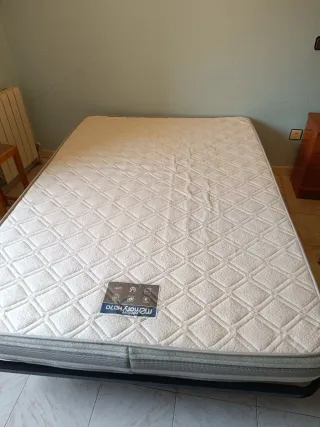 Somier y colchón con patas de madera y metal