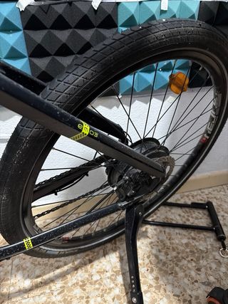 Bicicleta Eléctrica Negra y Amarilla