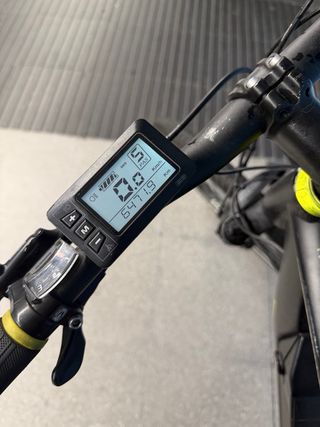 Bicicleta Eléctrica Negra y Amarilla