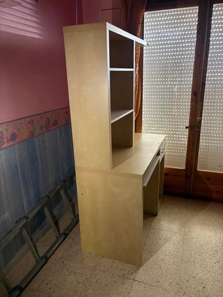 Escritorio con estantería y cajón