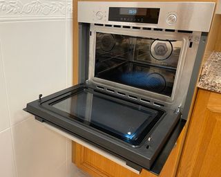 Horno Microondas 2en1 Compacto Bosch CMA585GS0