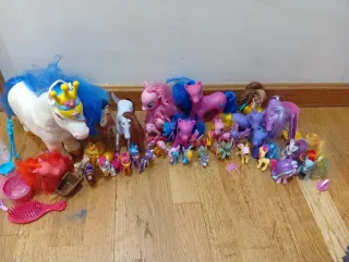 Lote de ponis y accesorios