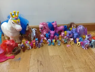 Lote de ponis y accesorios