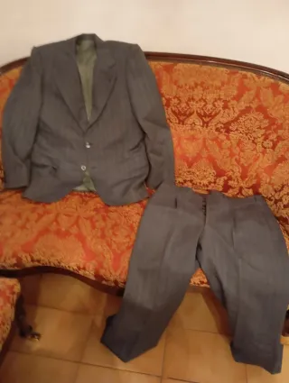 Traje de chaqueta y pantalón gris